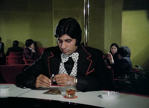 Deewaar-1975.1080p.BluRay.Rip.x264.DTS.5.1.ESub-DUS-IcTv.mkv_snapshot_01.23.49.875.jpg