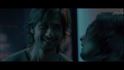 Kaminey-2009-1080p-BluRay-Remux-AVC-DTS-MA-5.1---Kysrze.mkv_snapshot_00.54.25.875.jpg