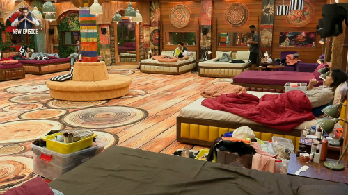 Bigg-Boss.2025.S19E68.Day.67.1080p.WEB-DL.H.264.AAC.2.0-JA.mkv_screenshot_02.png