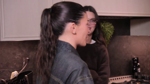 The.Kardashians.2025.S05E05.1080p.WEB-DL.H.265.DDP.5.1-JA.mkv_screenshot_02.png